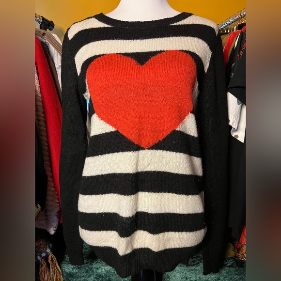 Black and white striped crewneck sweater with red heart - Picture 1 of 2